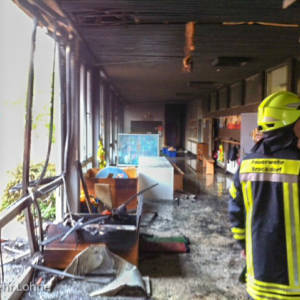 Containerbrand schlägt auf Schule über