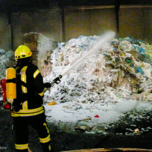 Abfälle auf Recyclinghof brennen