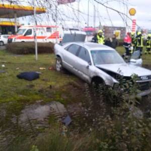 Feuerwehr beseitigt Trümmerfeld nach Verkehrsunfall