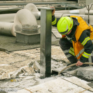 Feuer auf Dach von Geflügelschlachtbetrieb