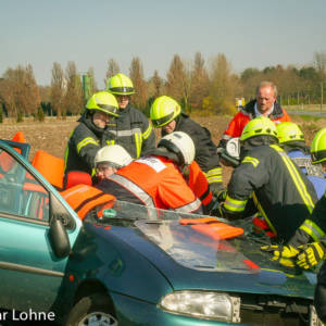 Frau nach Verkehrsunfall im Auto eingeklemmt