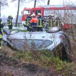 Auto landet bei Verkehrsunfall auf der Bakumer Straße in Lohne im Straßengraben.
