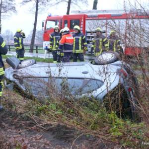 Verkehrsunfall: Autofahrer landet im Straßengraben