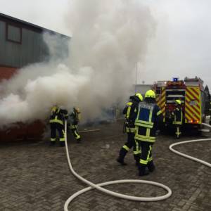 Container gerät auf Firmengelände in Brand