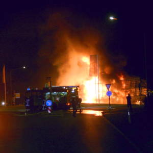 Lastwagen brennt im Kreisverkehr in Lohne