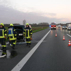 Feuerwehr Lohne löscht brennendes Auto auf der Autobahn