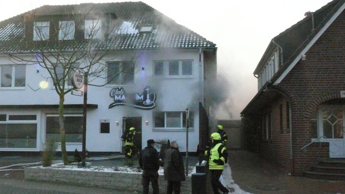 Gaststätte im Mehrfamilienhaus brennt