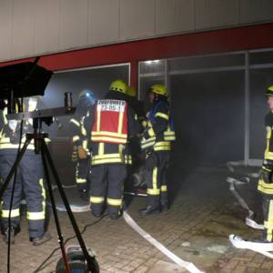 Lohner Feuerwehren proben Ernstfall im ehemaligen Möbelhaus