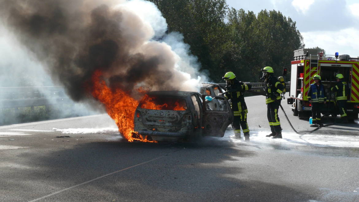 Zwei Autos brennen nach Verkehrsunfall