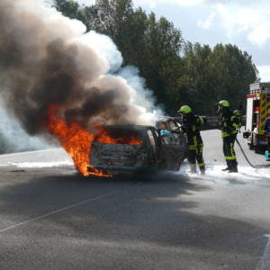 Zwei Autos brennen nach Verkehrsunfall