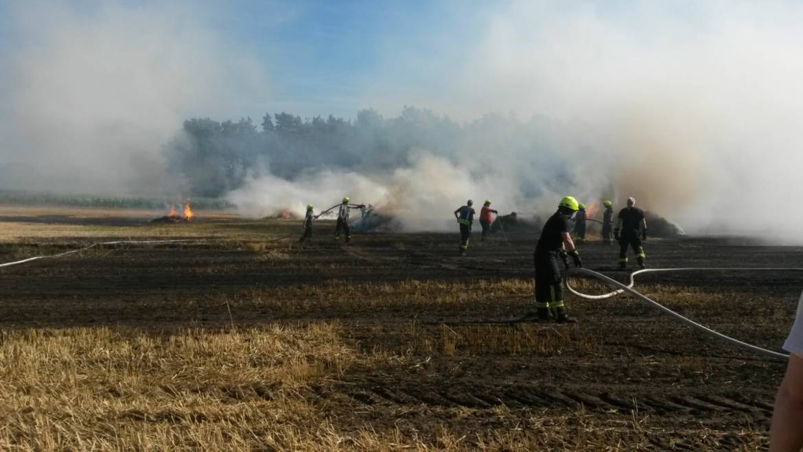 Strohballen brennen auf Feld