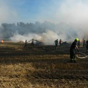 Strohballen brennen auf Feld