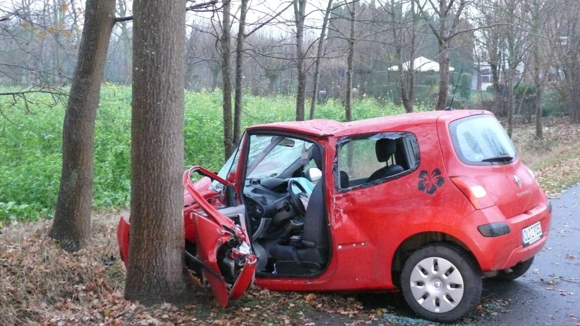 Frau nach Verkehrsunfall in Auto eingeklemmt
