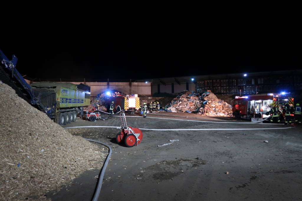 Feuerwehr Lohne löscht Brand auf dem Gelände der Recyclingfirma OME in Lohne.