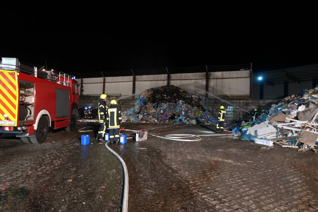 Feuerwehr Lohne löscht Brand auf dem Gelände der Recyclingfirma OME in Lohne.