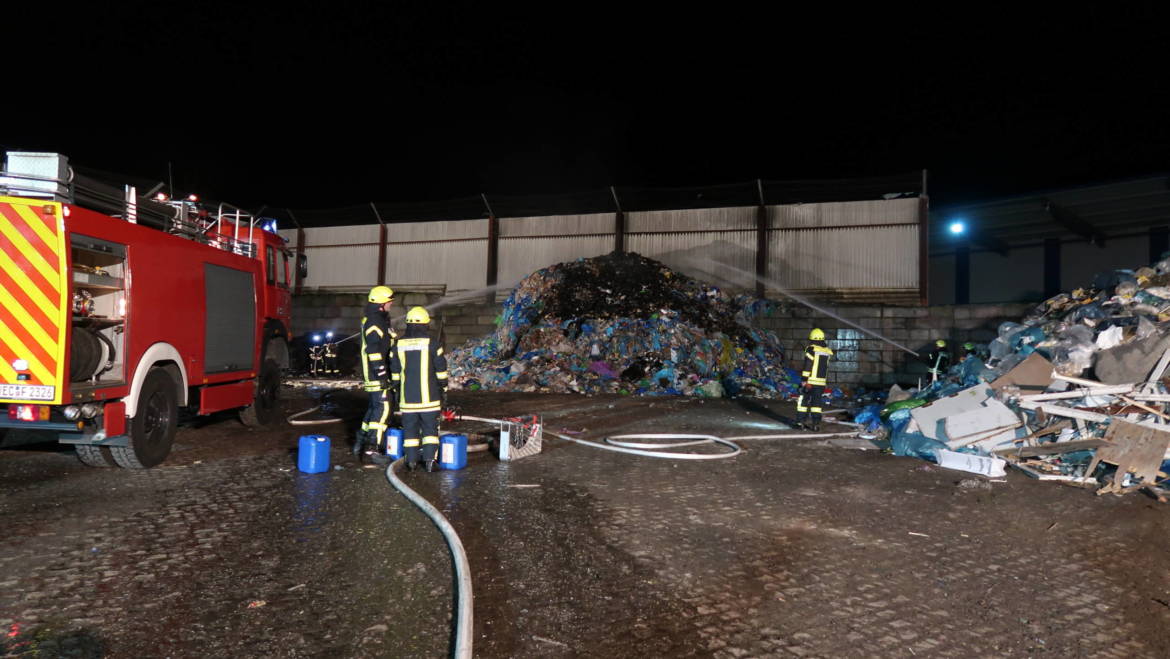 Brand von Abfällen auf Recyclinghof