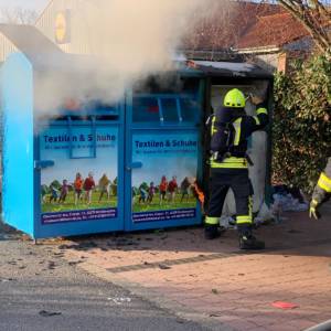 Container für Altkleider brennt