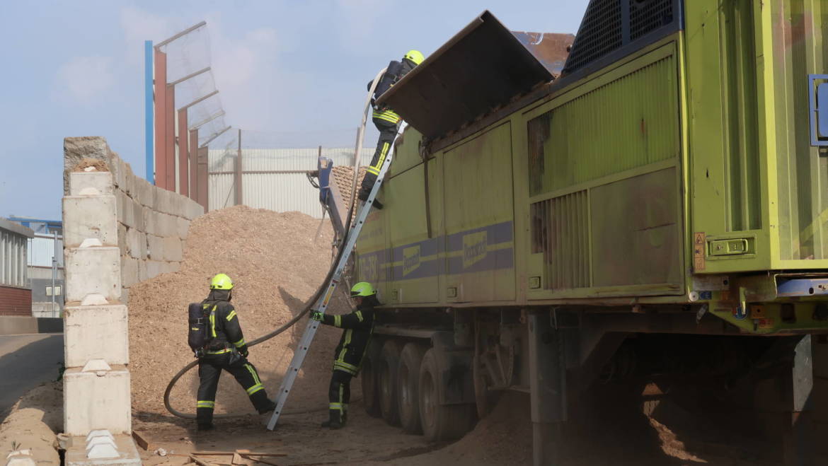 Maschine auf Recyclinghof brennt