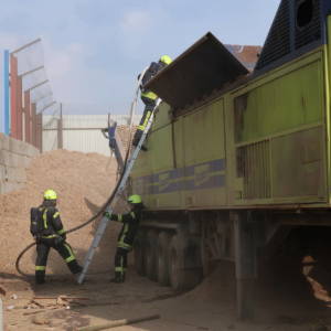 Maschine auf Recyclinghof brennt