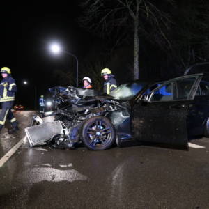 Pick-Up erfasst Kleinwagen an Kreuzung