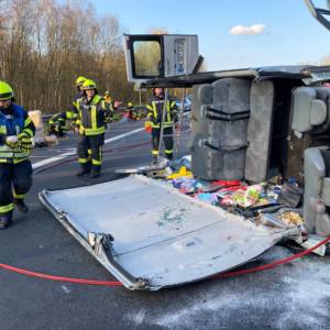 Kleinbus verunglückt auf der Autobahn