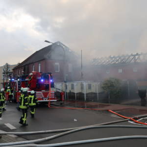 Leerstehendes Wohn- und Geschäftshaus brennt