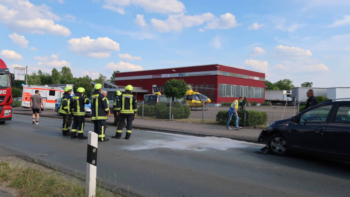 Fahrschüler gerät mit Motorrad unter Auto