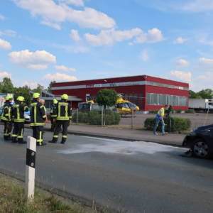 Fahrschüler gerät mit Motorrad unter Auto