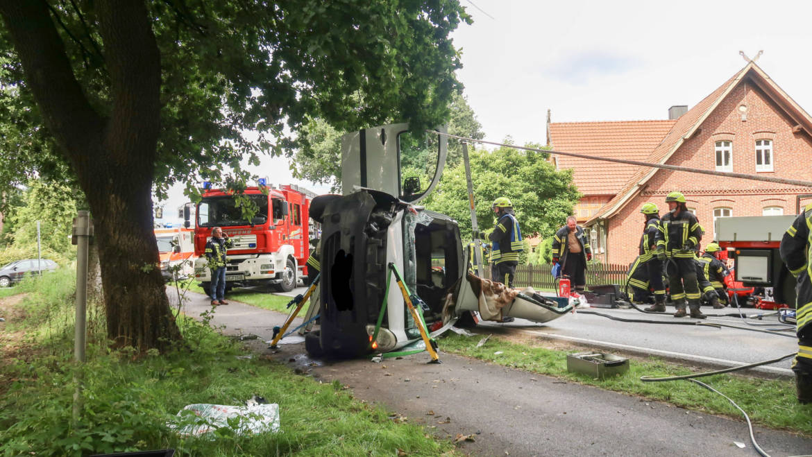 Kleintransporter prallt gegen Baum