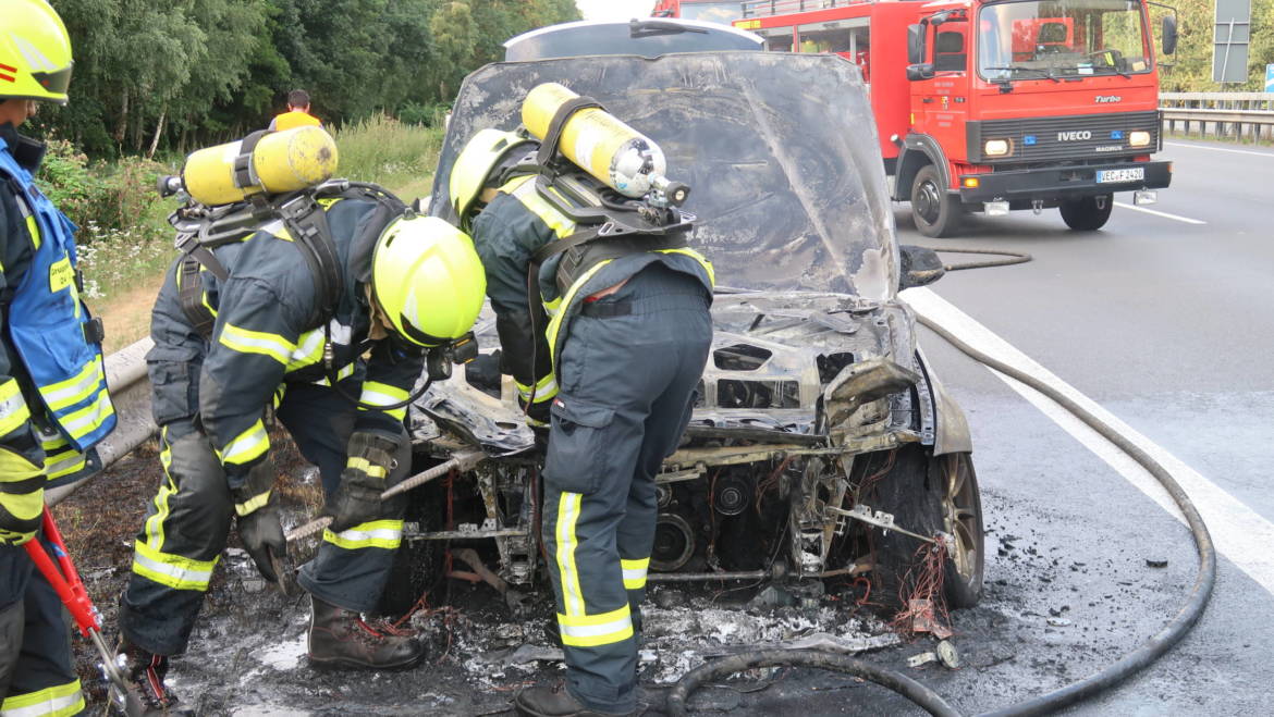 Auto brennt auf der Autobahn 1