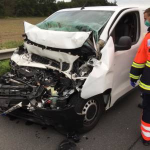 Kleintransporter prallt auf Lastwagen