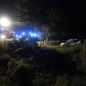 Auto landet im Straßengraben