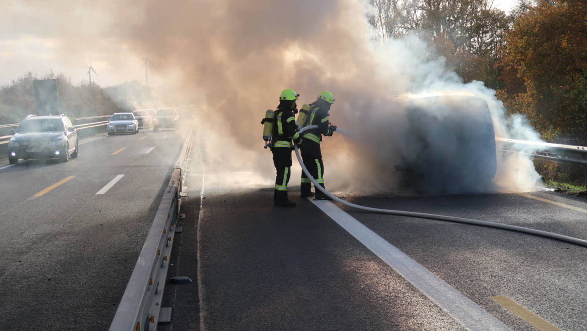 Auto brennt auf der Autobahn