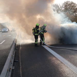 Auto brennt auf der Autobahn