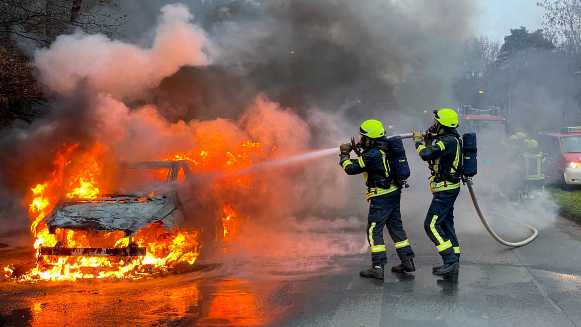 Fahrzeug brennt vollständig aus