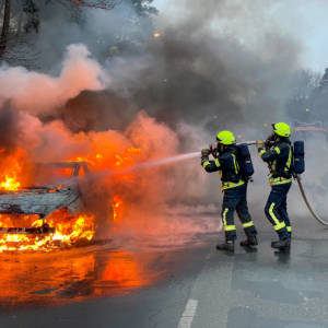 Fahrzeug brennt vollständig aus