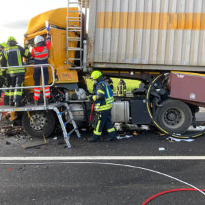 Lkw-Fahrer nach Verkehrsunfall eingeklemmt