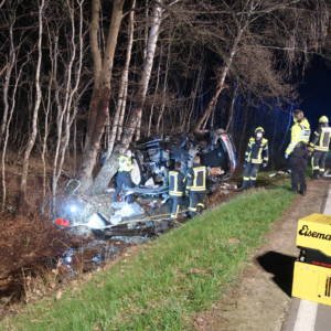 Verkehrsunfall mit eingeklemmter Person