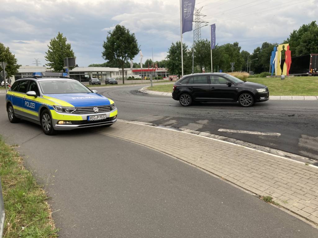 Die Feuerwehr Brockdorf entfernt eine Güllespur auf der Dinklager Straße