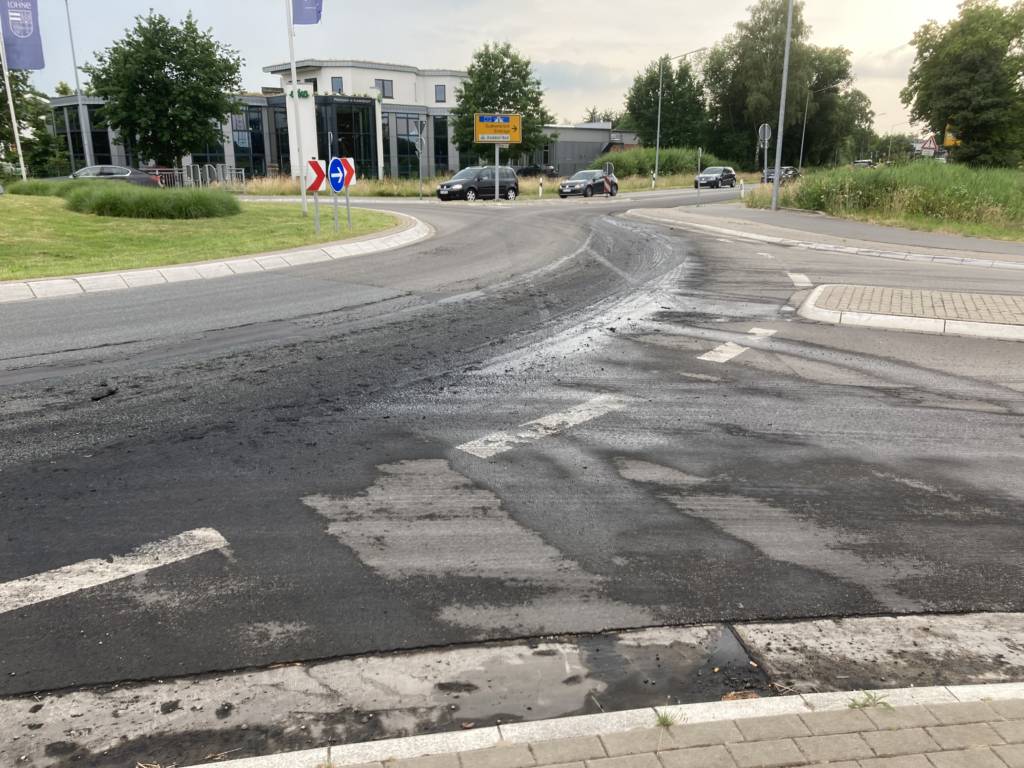 Die Feuerwehr Brockdorf entfernt eine Güllespur auf der Dinklager Straße
