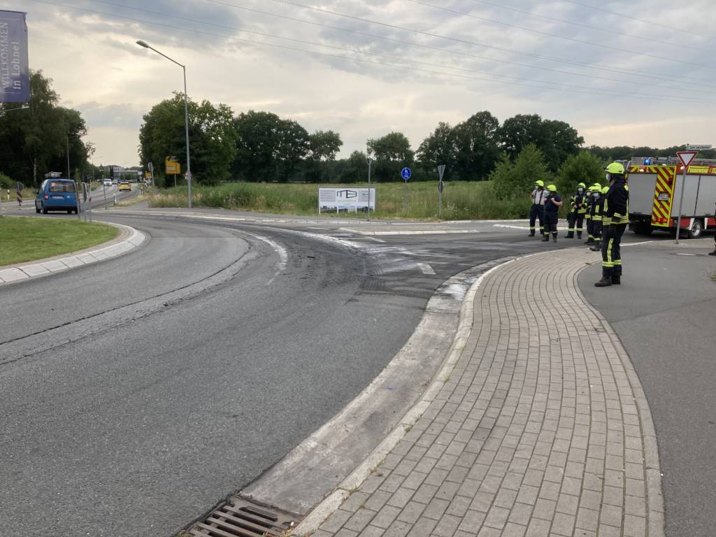 Die Feuerwehr Brockdorf entfernt eine Güllespur auf der Dinklager Straße