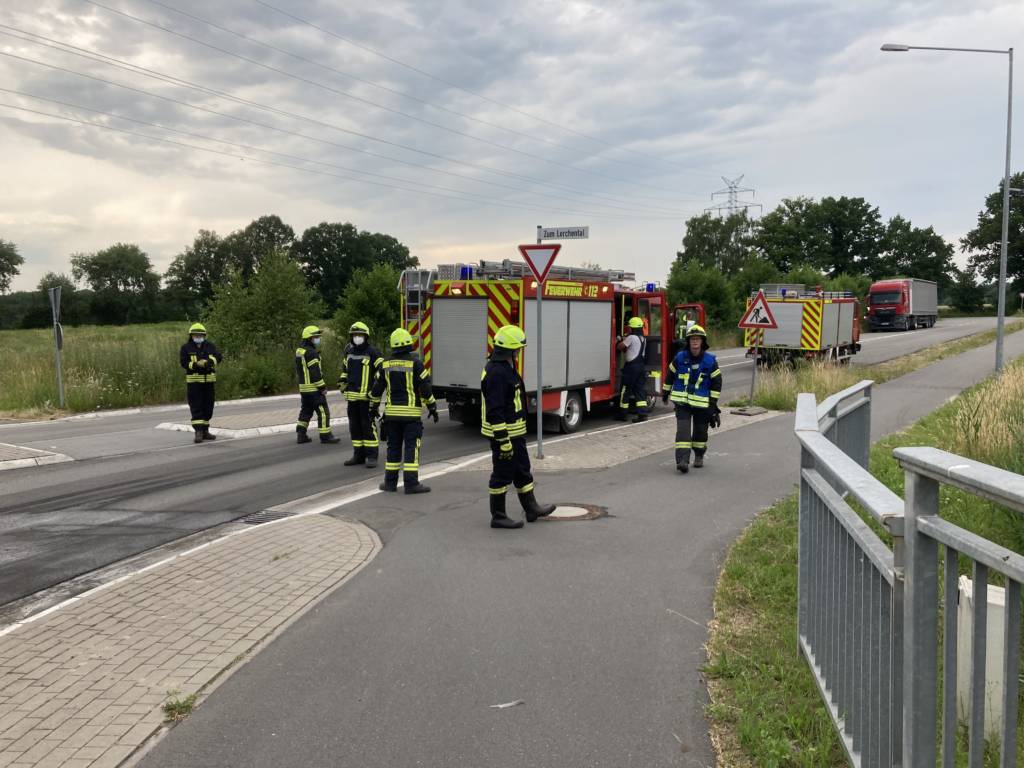 Die Feuerwehr Brockdorf entfernt eine Güllespur auf der Dinklager Straße