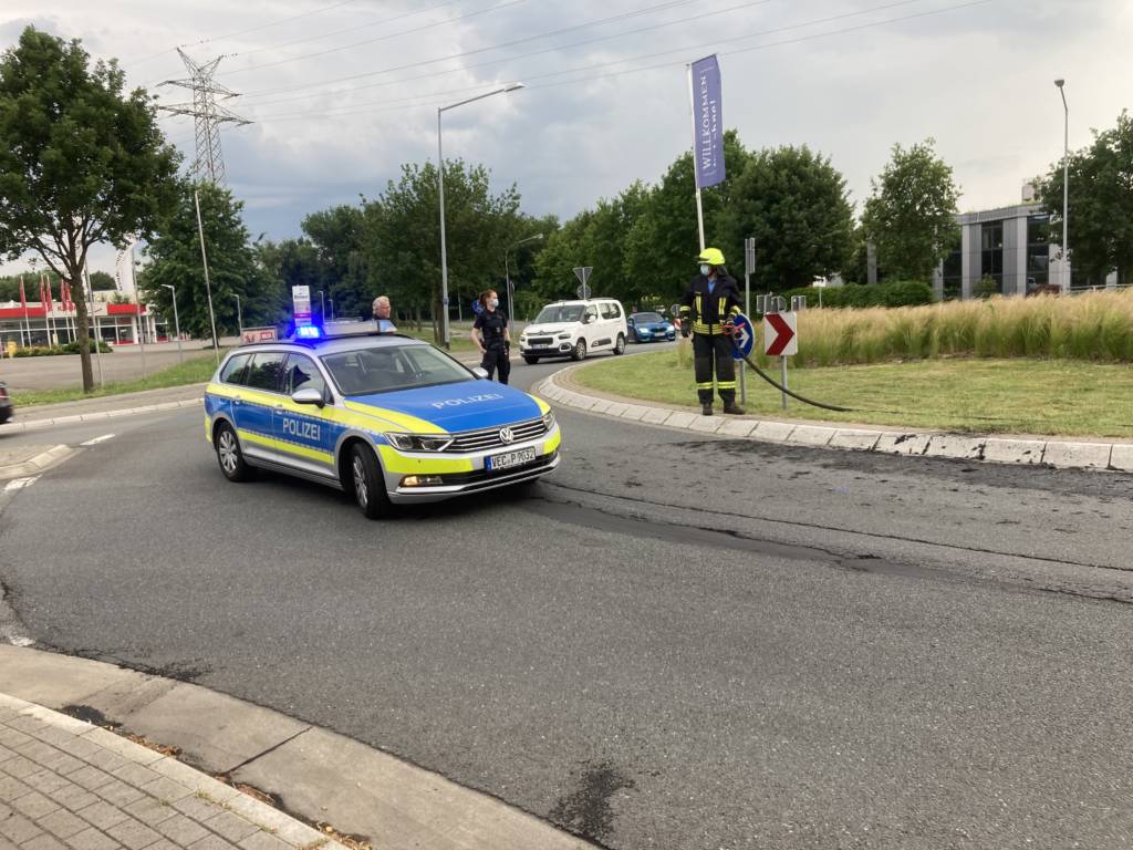 Die Feuerwehr Brockdorf entfernt eine Güllespur auf der Dinklager Straße
