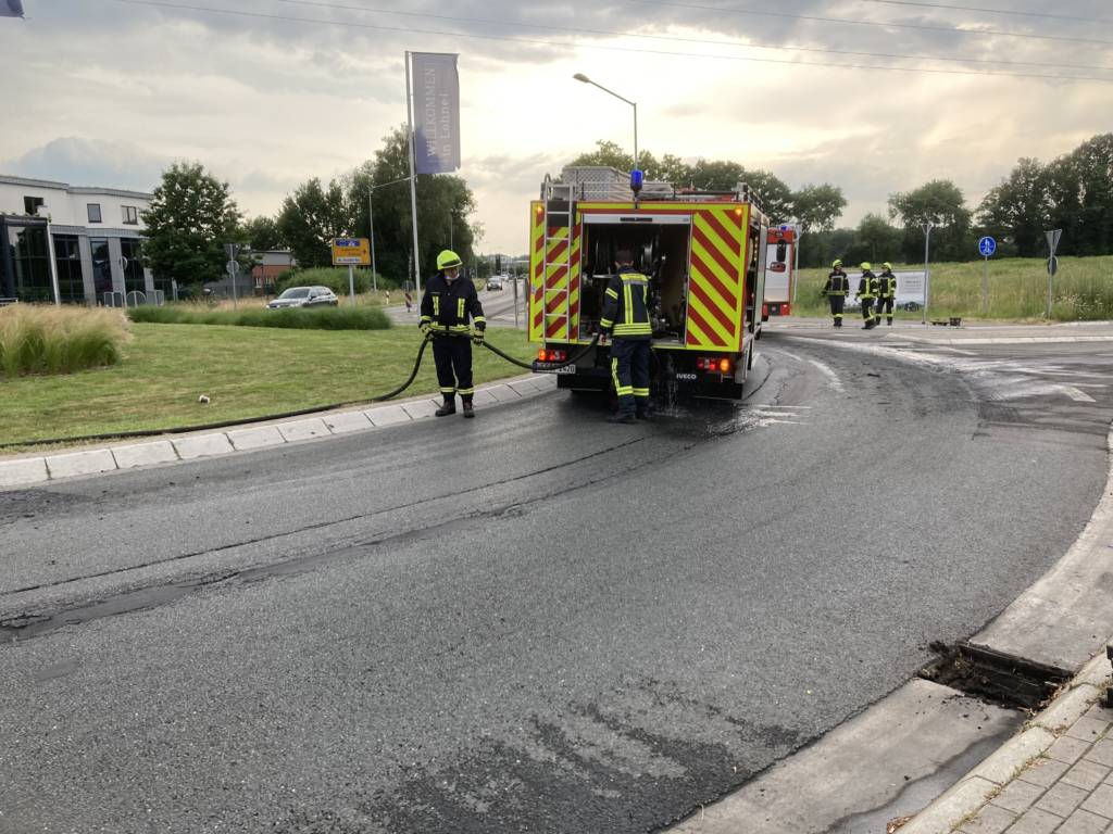 Die Feuerwehr Brockdorf entfernt eine Güllespur auf der Dinklager Straße