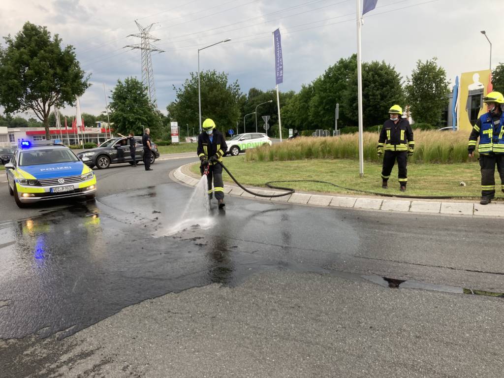 Die Feuerwehr Brockdorf entfernt eine Güllespur auf der Dinklager Straße