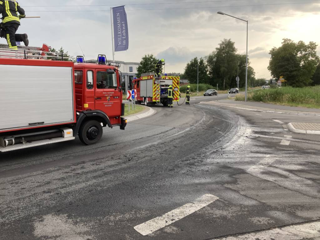 Die Feuerwehr Brockdorf entfernt eine Güllespur auf der Dinklager Straßeauf der Dinklager Straße