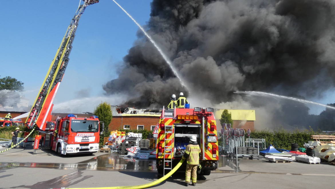 Großbrand einer Gewerbehalle