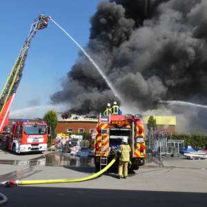 Großbrand einer Gewerbehalle