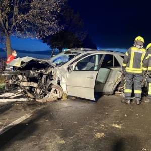 Auto prallt gegen mehrere Bäume