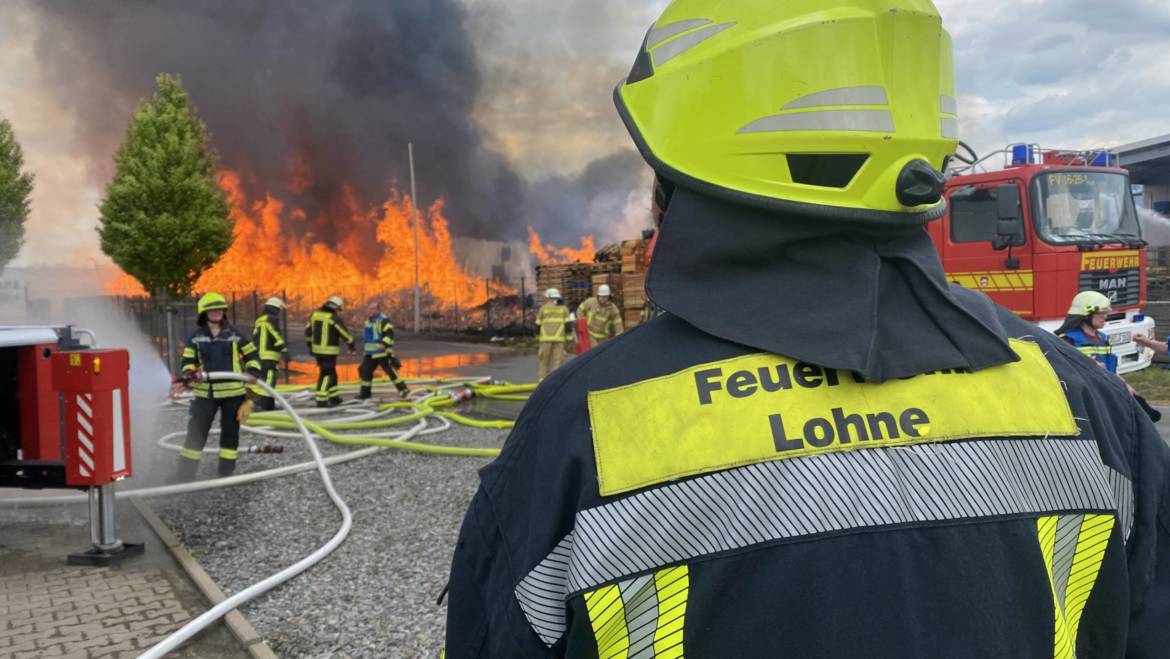 Großbrand von Paletten-Hersteller